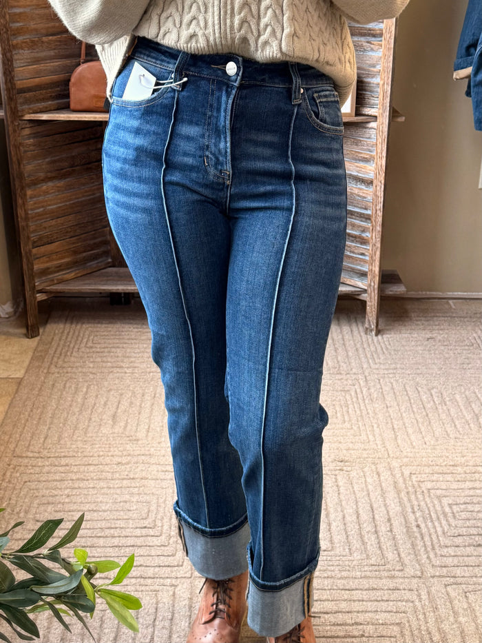 Dark blue front-seam jeans, cuffed hem, five-pocket styling with belt loops