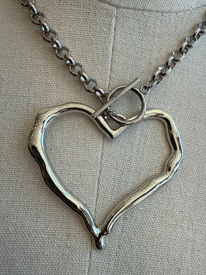 Chunky heart pendant necklace with toggle clasp, silver-tone links and braided heart outline
