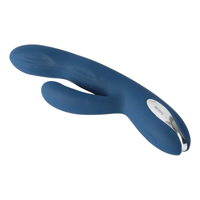 Svakom Aylin blå vibrator i skråvinkel med sølvfarget merkelapp og fleksibel form