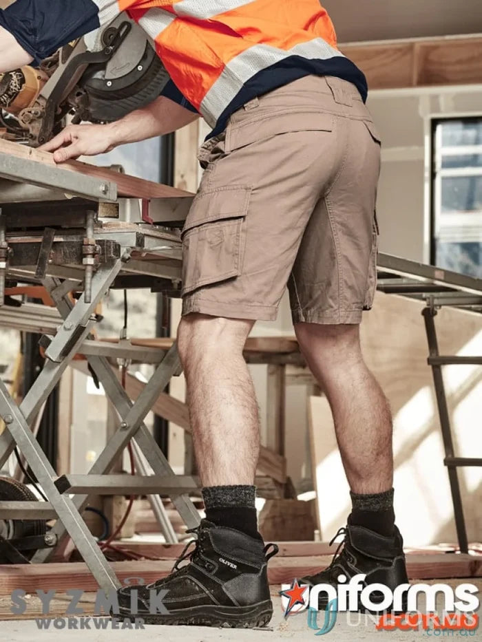 Construction worker in SYZMIK Streetworx Curved Cargo Shorts with dedicated mobile phone holder